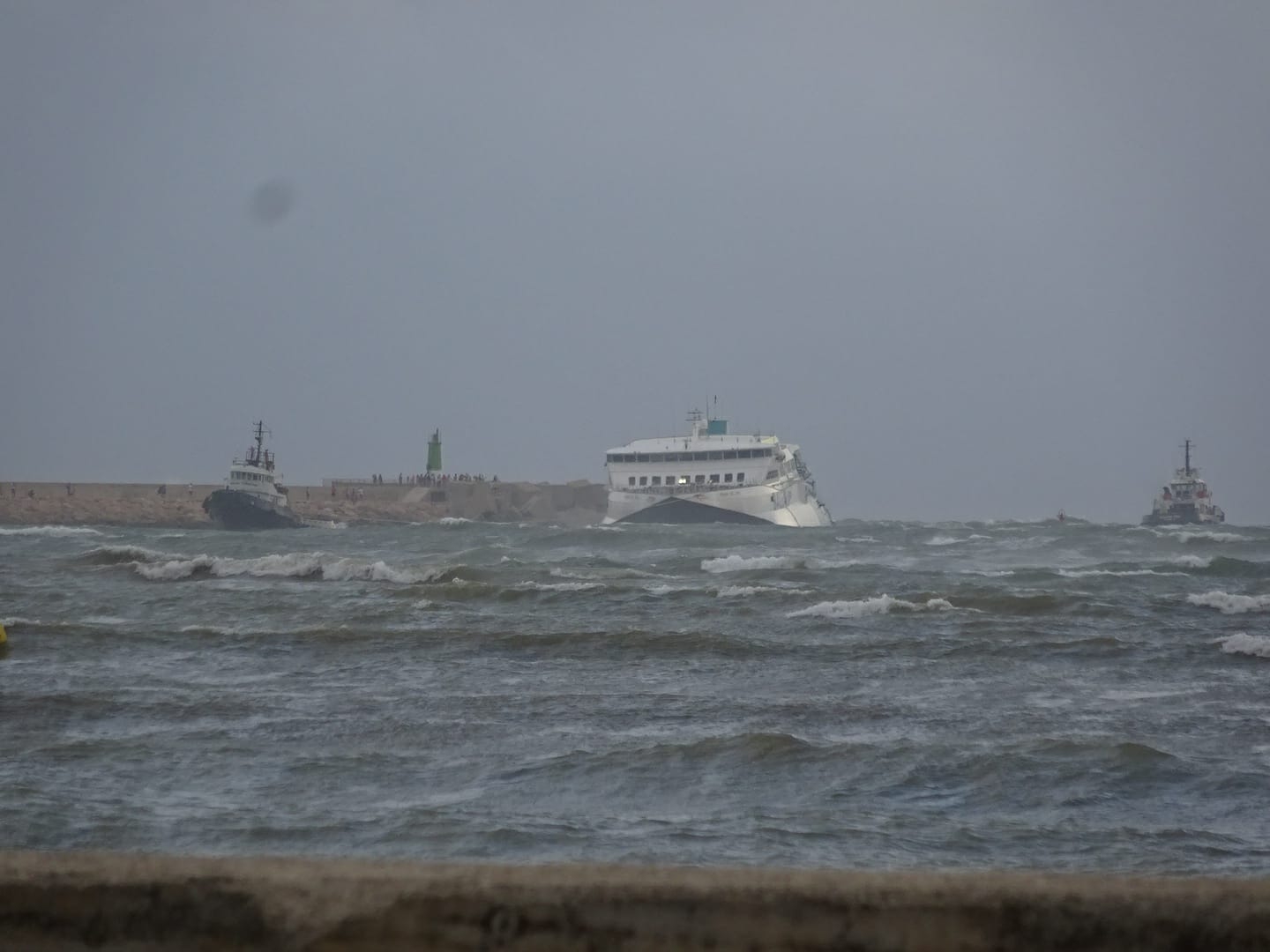 Baleària estabiliza el ferry encallado en Dénia pero aplaza el rescate por el temporal marítimo