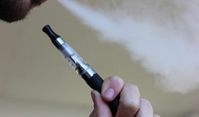 Los cigarrillos electrónicos sin nicotina pueden dañar los vasos sanguíneos