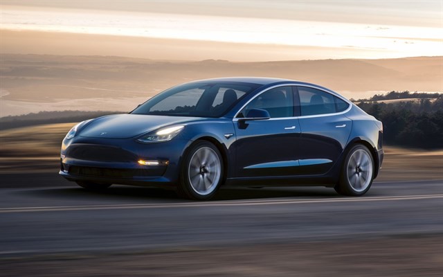 Tesla emitirá deuda para fortalecer su balance y financiar la producción del Model 3