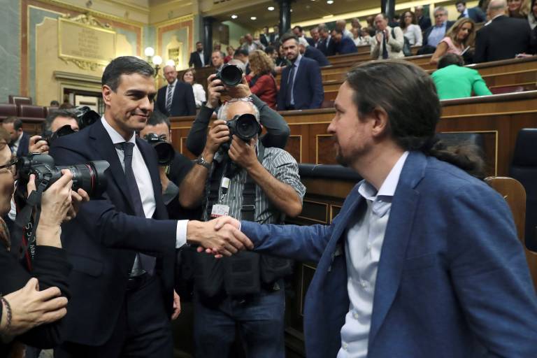 Sánchez saluda a Iglesias en el Congreso tras el debate de la moción de censura. Foto: J.J. GUILLÉN/EFE - 