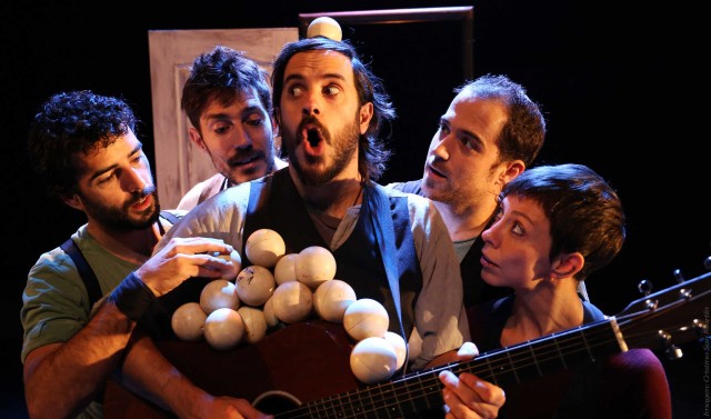 Acrobàcia, malabars i música a l'espectacle d’alt nivell tècnic de la companyia Trócola Circ a Sagunt