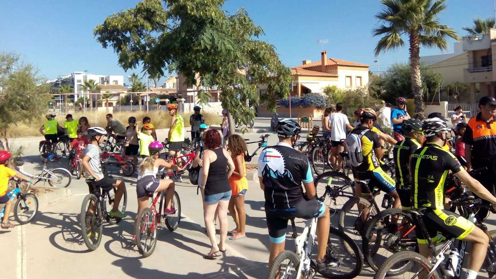 Almenara despide su 'Estiu Esportiu' con una salida en bici en la Playa Casablanca