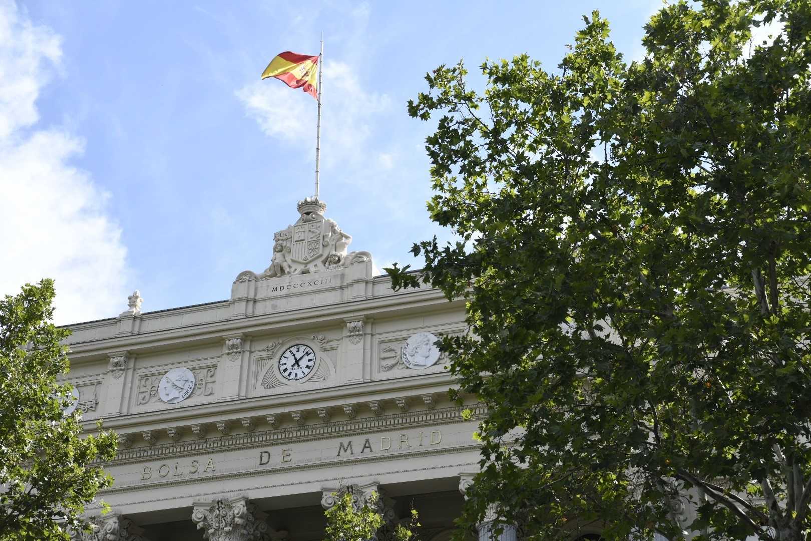 El Ibex 35 aguanta los 8.700 puntos en la media sesión con una subida del 0,58%