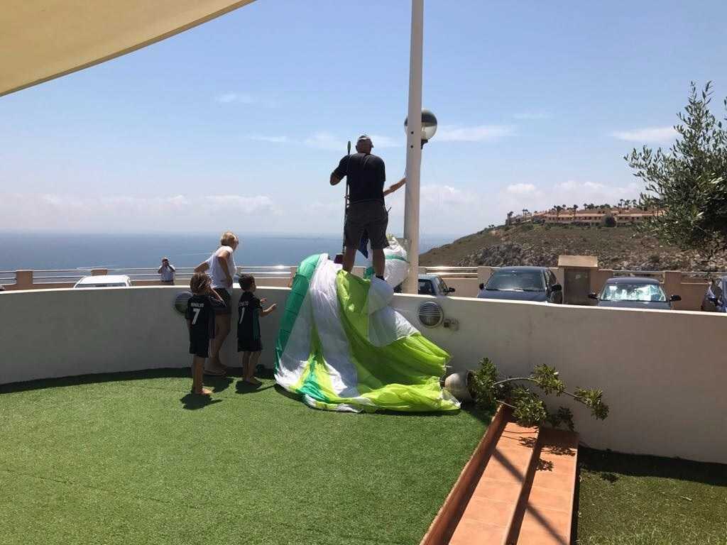 ¿Oye, que el parapentista se mete en la terraza de mi casa? 