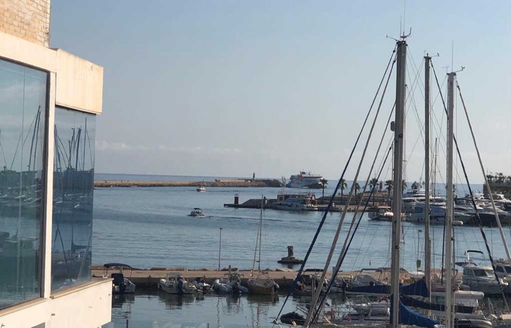 Vista del buque encallado desde el puerto de Dénia. Foto: A.S. - 