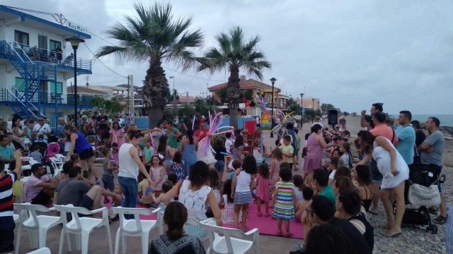 Almenara celebra las paellas durante la recta final de las Fiestas de Verano en la playa Casablanca