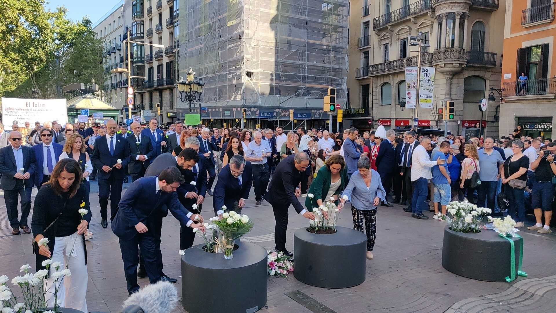 Barcelona homenajea a las víctimas del atentado con una ofrenda floral en La Rambla