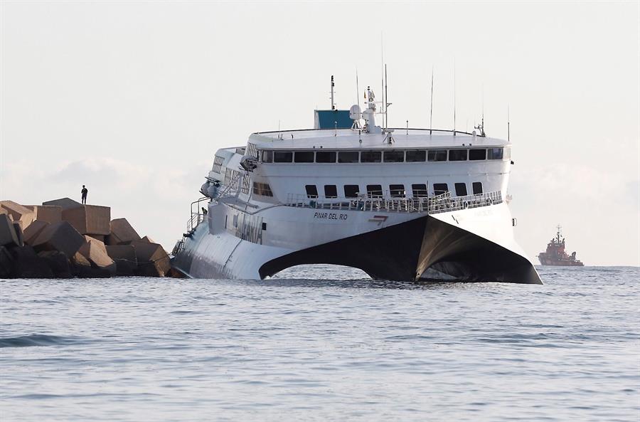 Desalojan a 400 pasajeros de un ferry al encallar cuando llegaba al puerto de Dénia