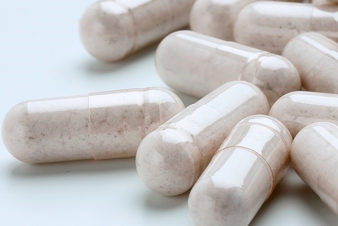 Las mujeres y las personas mayores sufren un mayor riesgo de efectos secundarios por la combinación de medicamentos