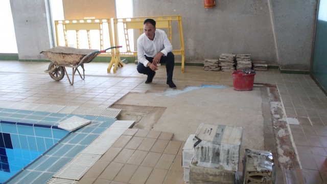 El Ayuntamiento de Onda realiza obras de urgencia en la piscina cubierta y las instalaciones deportivas