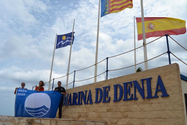 Dénia suma una nueva bandera azul en el puerto