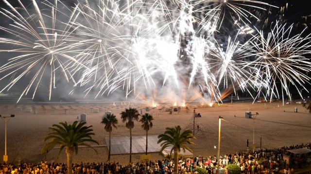 El tradicional castillo acuático de fuegos artificiales reúne en Orpesa a más de 35.000 personas 