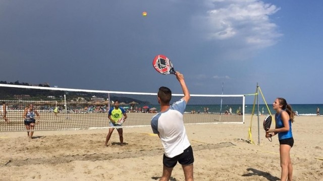 La playa Voramar de Benicàssim acoge una jornada del Circuito Provincial de Tenis Playa