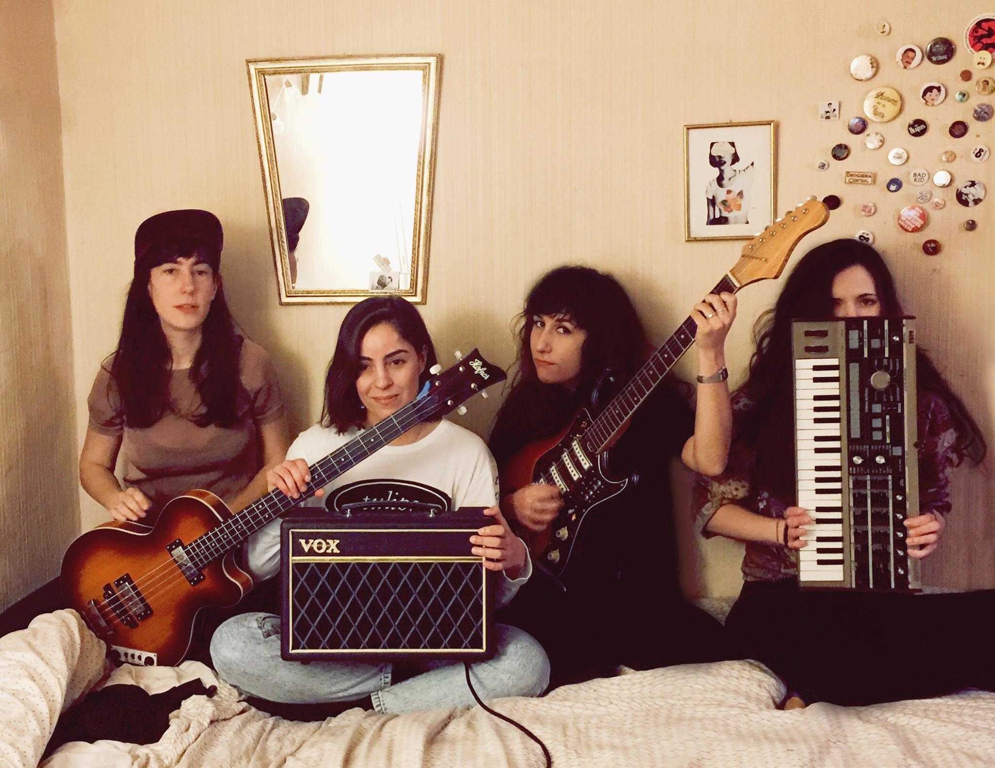 Las pamplonesas Melenas sacan su música de garaje a los pies del Teatro Romano