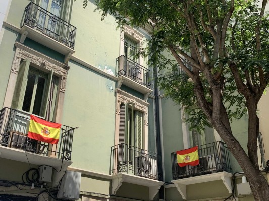 El PP de Elche denuncia que el PSOE les obliga a quitar la bandera española de su balcón