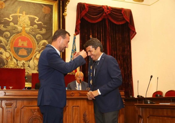 Carlos Mazón recibe la medalla que le acredita como miembro del Patronato del Misteri d’Elx 
