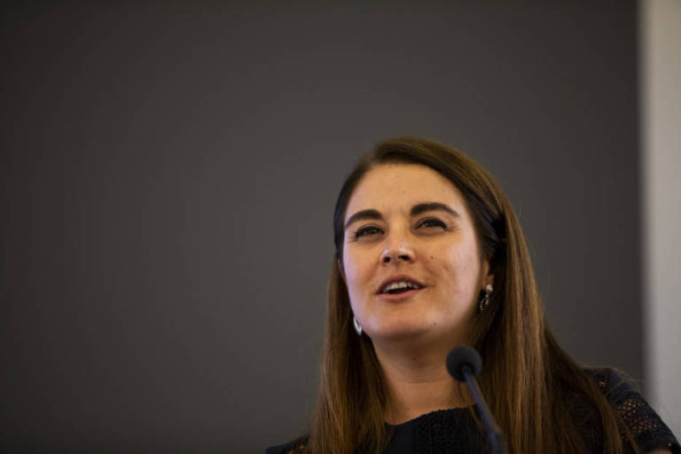 Mireia Mollà sí apoya una tasa turística autonómica, que debe ir a paliar la huella del turismo en residuos o agua