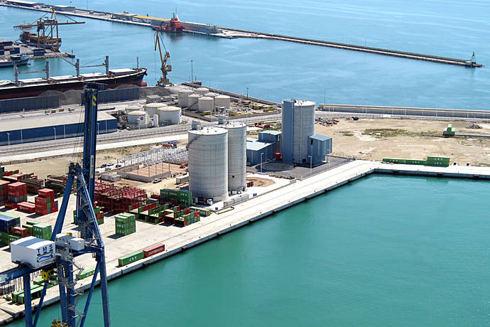 El puerto da dos meses a la empresa para presentar el proyecto constructivo de los depósitos de TMS