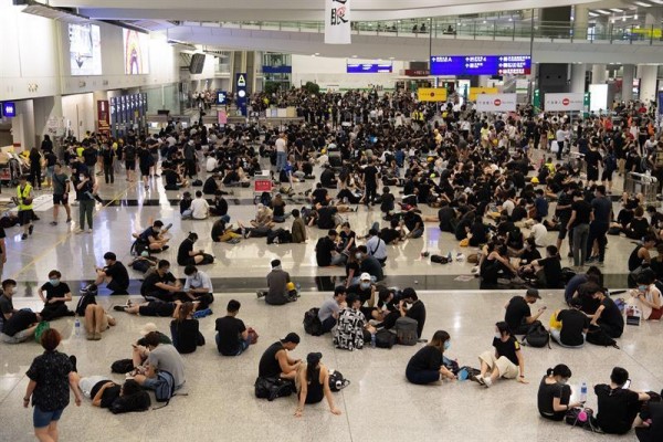 El aeropuerto de Hong Kong suspende todos sus vuelos por segundo día consecutivo