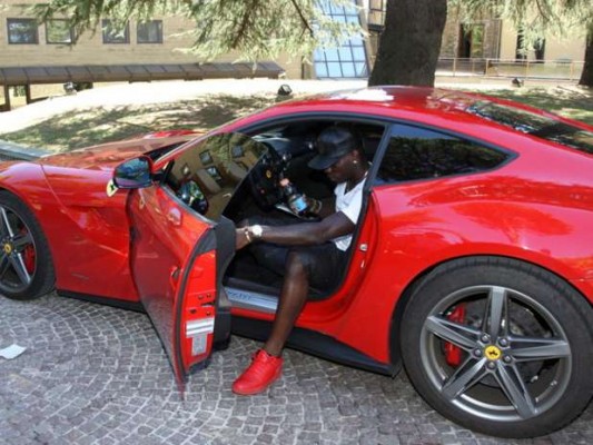 Multan a Balotelli por conducir a 200 kilómetros por hora en Italia
