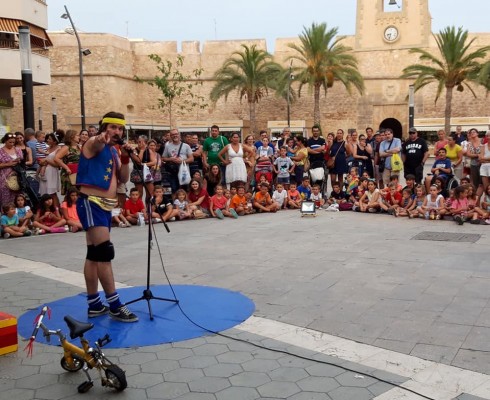 Santa Pola 'culturiza' sus calles con los espectáculos veraniegos de 'Art al carrer'