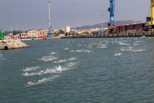  La Travesía a Nado, las cucañas y los fuegos artificiales coronan el jueves las fiestas de Puerto de Sagunto