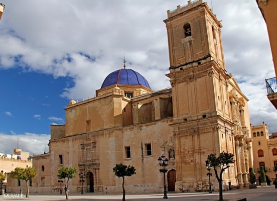 Inspeccionan Santa María en tras caerle un cascote a una mujer en la mascletà de Elche