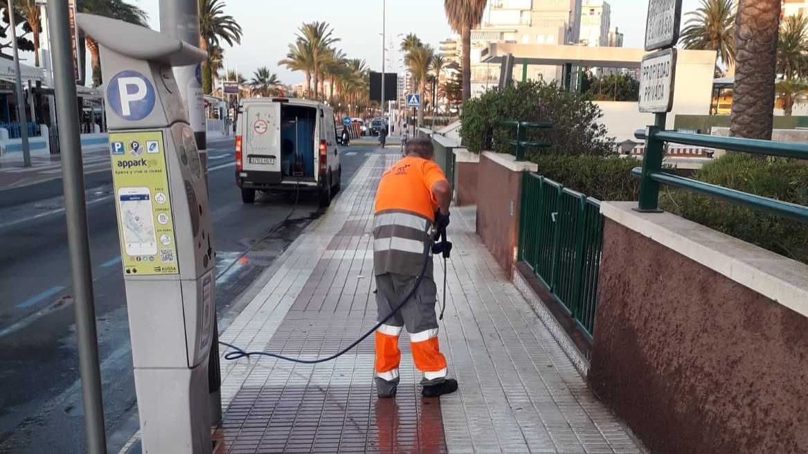 Benicàssim intensifica la limpieza en la zona marítima y el casco urbano