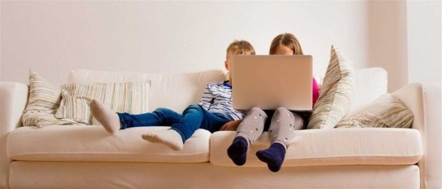Un nuevo estudio relaciona el tiempo frente a pantallas con sobrepeso y obesidad abdominal en niños