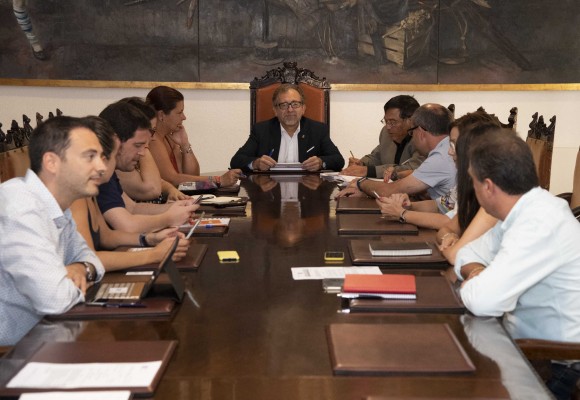 La Diputación ayuda con 100.000 € a 40 clubes de deporte base para la compra de equipaciones

