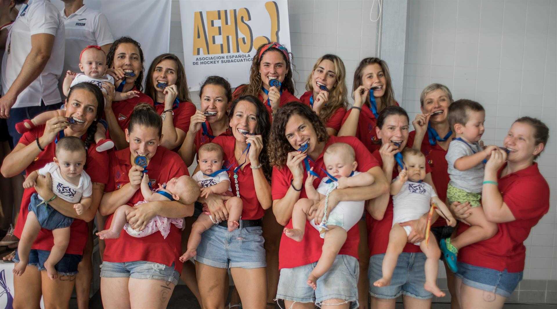 Las mamás españolas de Hockey Subacuático que llegaron al Europeo de Castelló con sus bebés logran el bronce