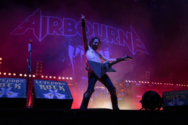 El público se rinde ante unos irreverentes Airbourne en un viernes de leyenda