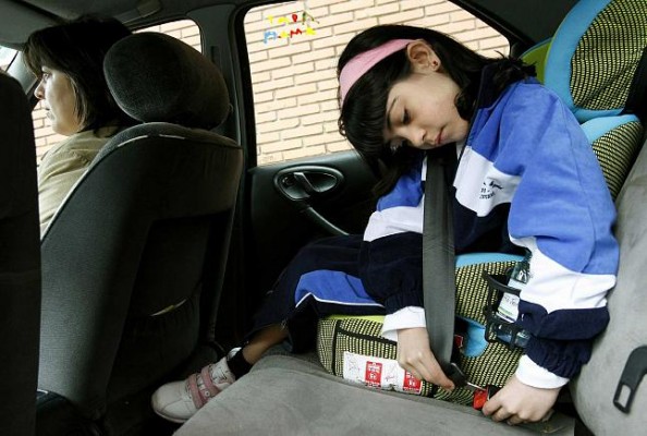 Pediatras aconsejan evitar viajar en hora punta si se circula con niños en el coche