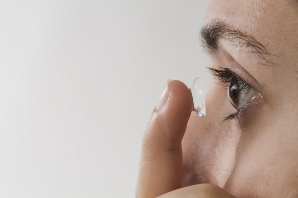 El mal uso de lentillas provoca 40 urgencias al verano en el Clínico