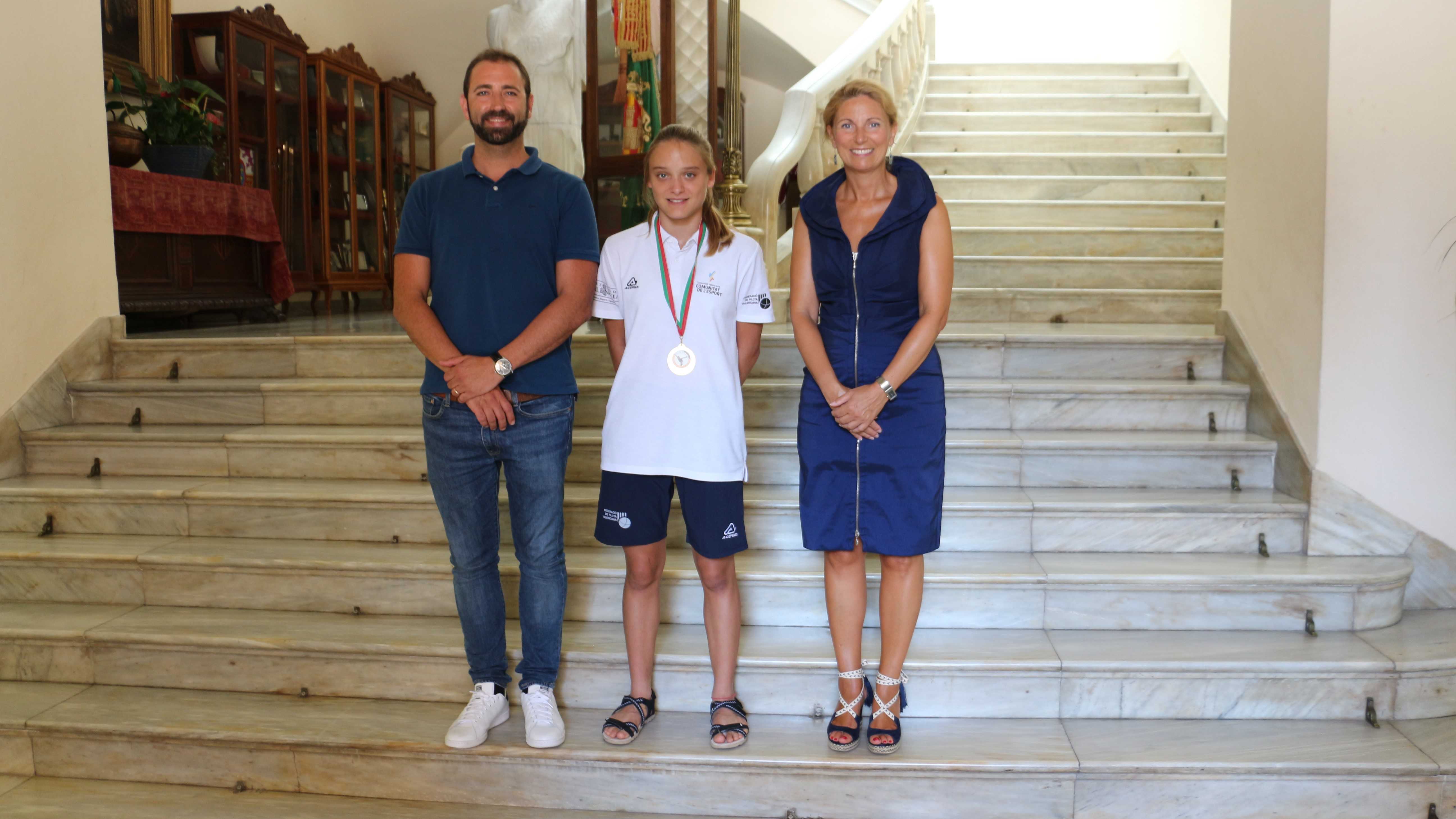 El Ayuntamiento de Castelló recibe a Carmen Jiménez, campeona europea de pilota valenciana  