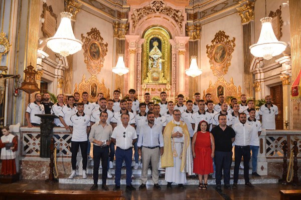 La plantilla del Castellón realiza su tradicional ofrenda a la patrona de la ciudad