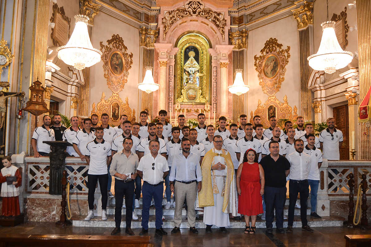 La plantilla del Castellón realiza su tradicional ofrenda a la patrona de la ciudad