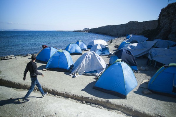 La Maleta lleva cine hecho por valencianas al campo de refugiados de Chios