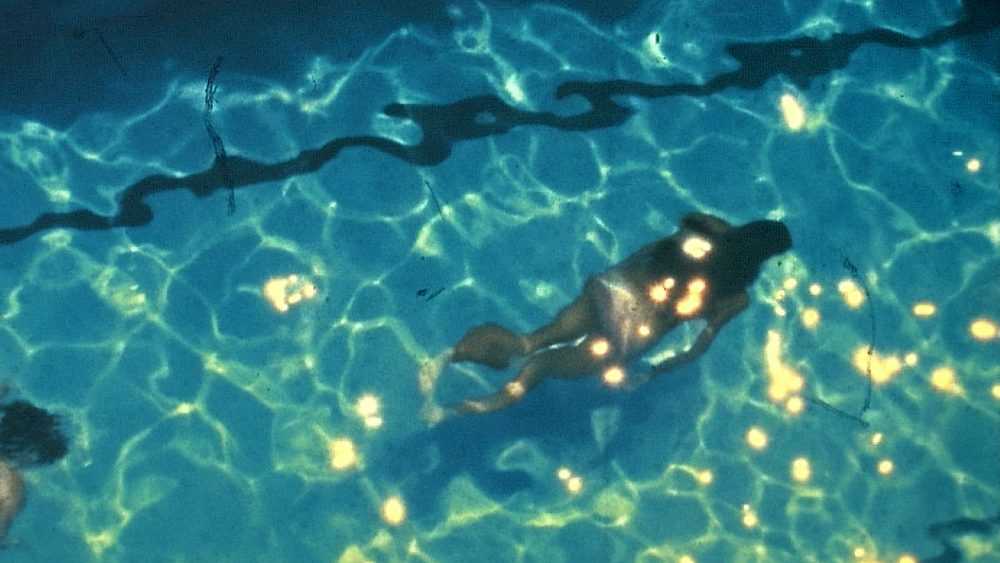 Cuando el cine se reflexiona, sobra la pantalla