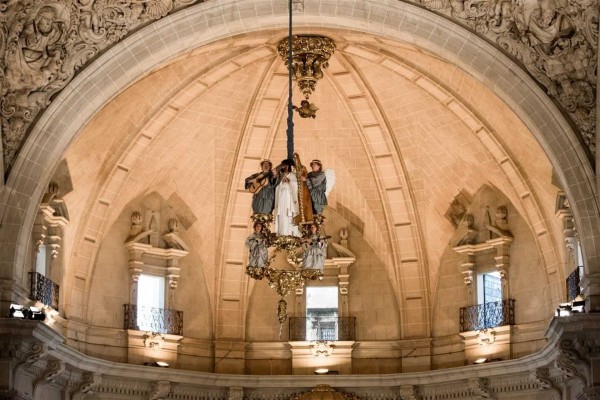 La Cátedra Misteri d'Elx repartirá alas de cartón de l'Àngel para fomentar 'La Festa' entre los niños