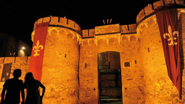Todo listo en el castillo de Onda para acoger a caballeros, juglares y acróbatas