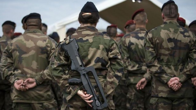 
Al menos seis militares franceses heridos en París tras ser atropellados por un hombre