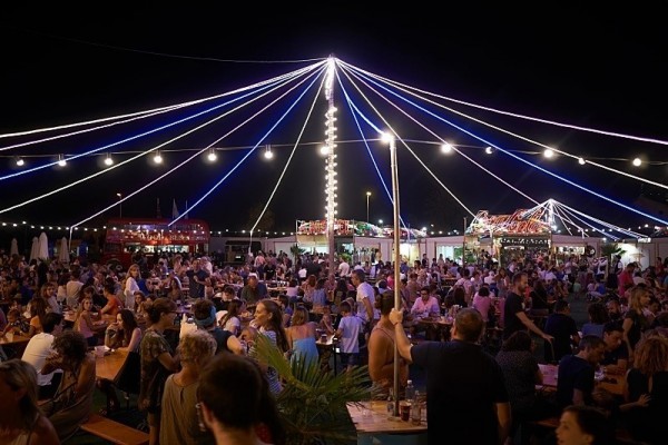 Solmarket amplía una semana su oferta en la playa de El Puig con nuevas food trucks exóticas y música en vivo