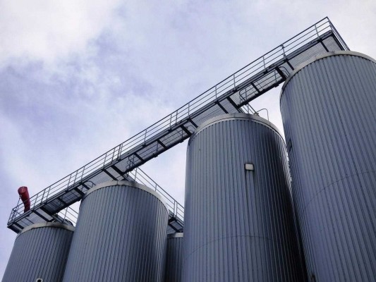 La producción industrial valenciana bajó un 2,8% en junio, un punto por debajo de la media