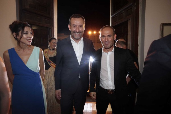 Nino vuelve a meter gol, esta vez desde el balcón del Ayuntamiento, para inaugurar les Festes d'Elx