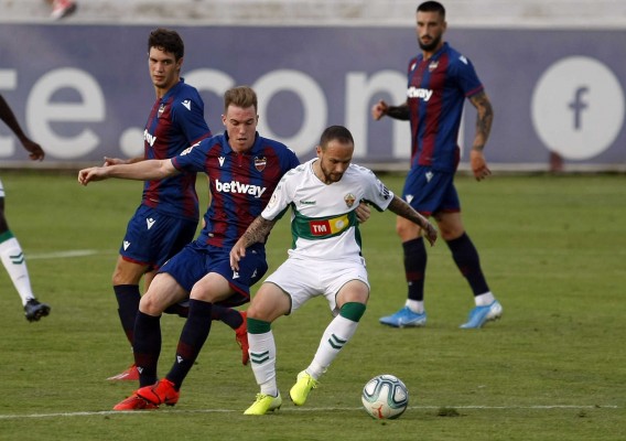 El Elche peca de inocente ante un Levante superior