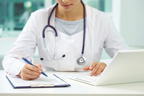 Un estudio revela que solo el 11% de los españoles acude al médico a monitorizar su salud
