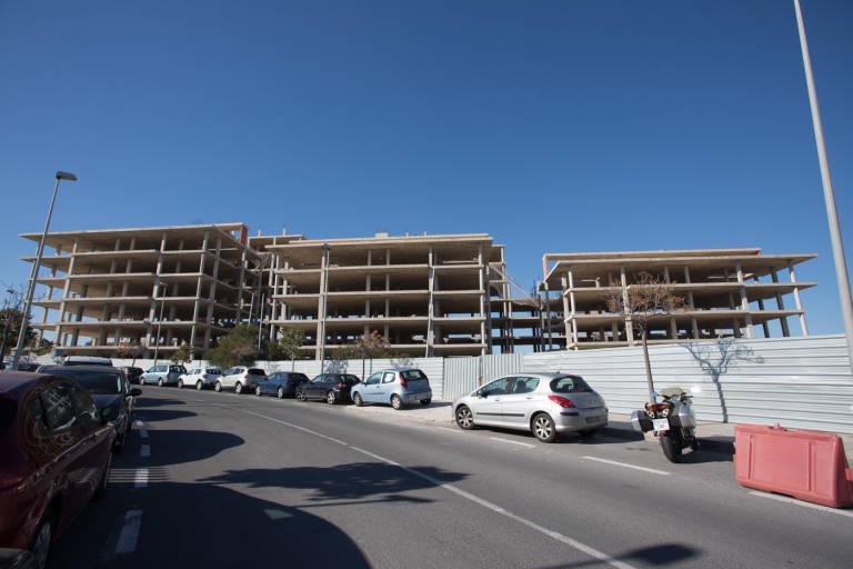 Alicante concede licencia a la EUIPO para derribar los apartamentos fallidos junto a su sede