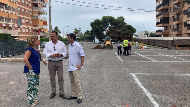 Benicàssim acondiciona dos parcelas para crear cerca de 500 plazas de aparcamiento gratuito