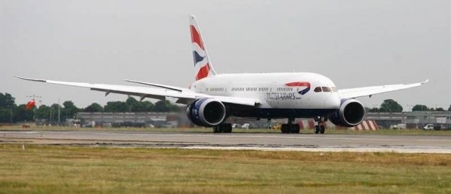 Más de una decena de heridos leves al llenarse de humo la cabina de un avión de British aterrizado en Manises